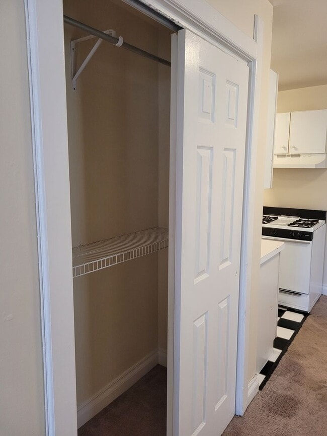 Interior Photo - 1210-12 Van Buren