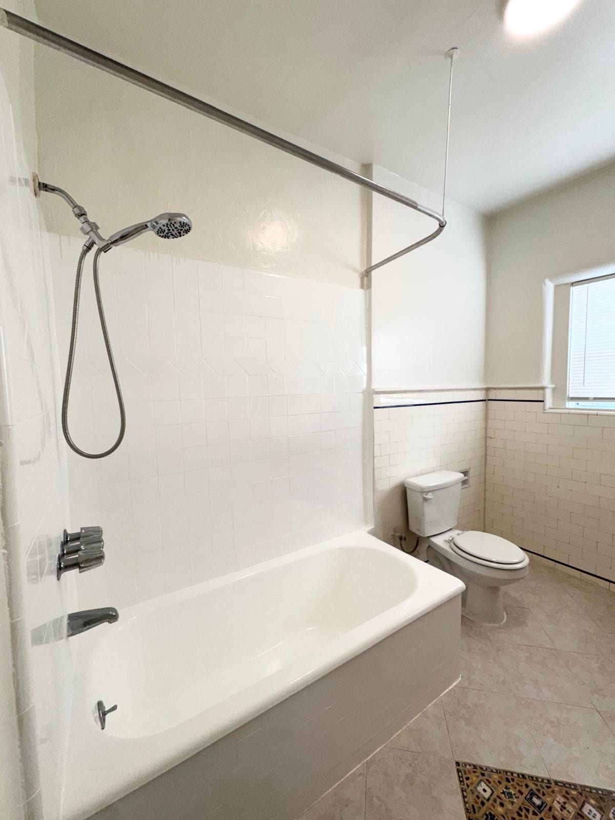 Building Photo - 636 N Plymouth Blvd