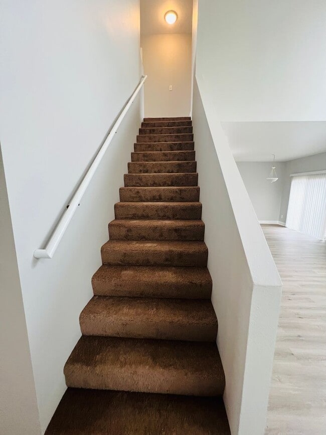 Building Photo - RENOVATED 4 bed 3.5 bath Duplex - Availabl...