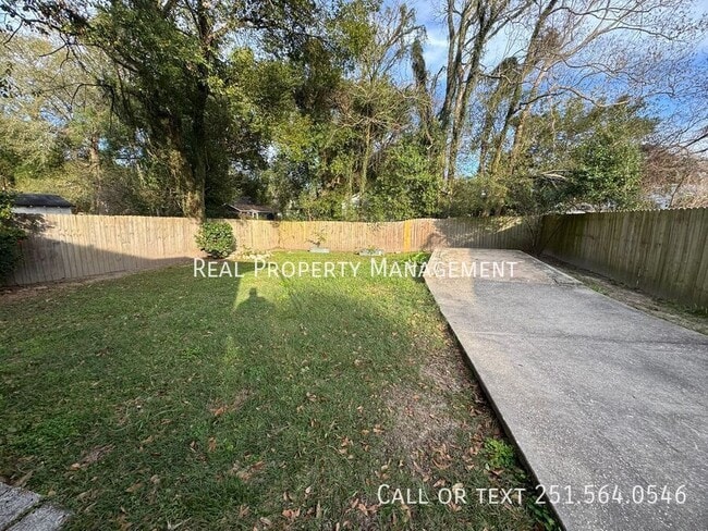 Building Photo - 207 Pinehill Dr