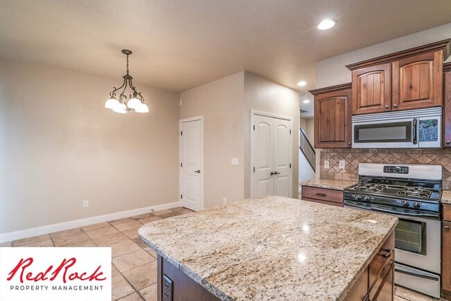 Building Photo - Beautiful Southgate Townhome!