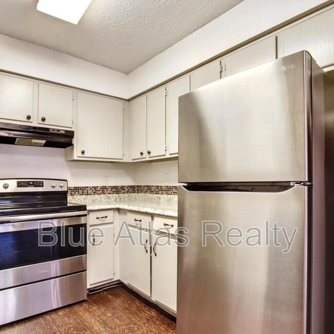 Building Photo - 916 Hilltop Dr