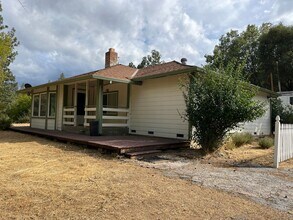 Building Photo - Charming - Off Forni Road - 2 Bdrm, 2 Bath