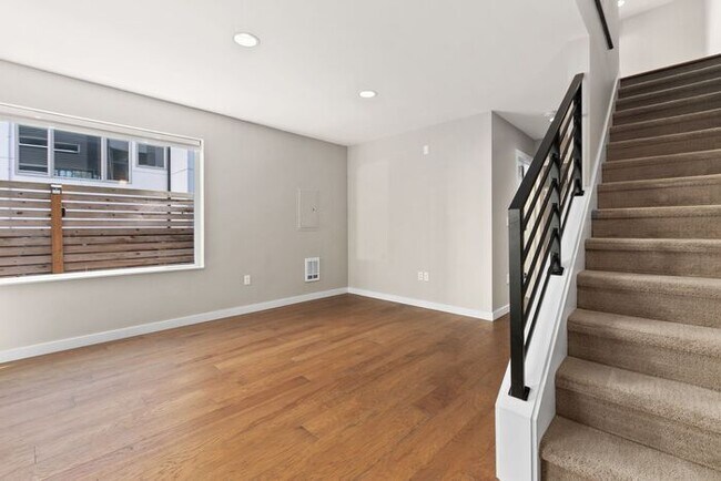 Building Photo - Trendy West Seattle Townhome w/Air Conditioning and Rooftop Deck