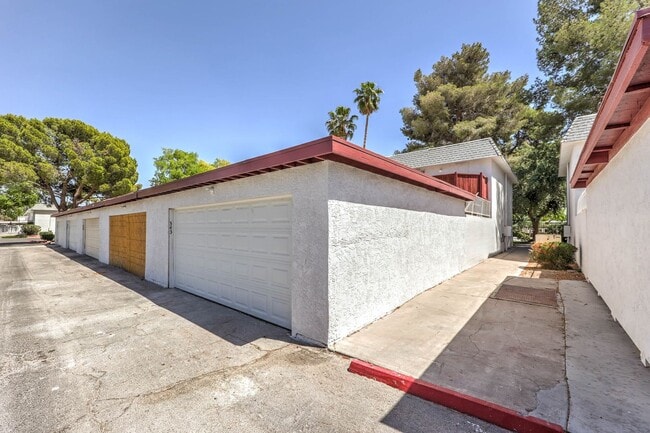 Building Photo - Huge one bedroom condo close community pool and tennis courts.