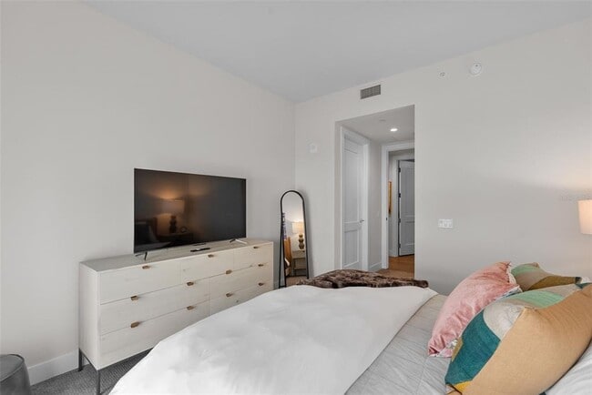 Building Photo - 301 1st St S