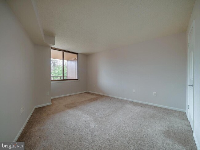 Building Photo - 10101 Grosvenor Pl