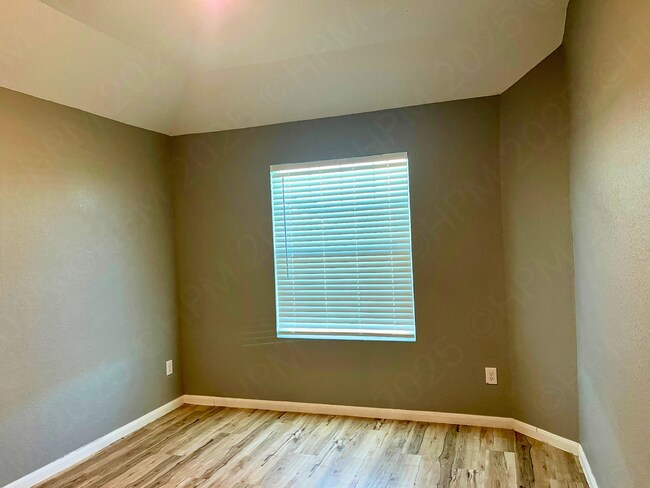 Building Photo - 8014 Chanting Bnd