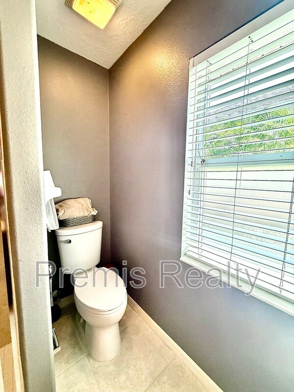 Building Photo - 431 Denise St