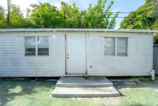 Primary Photo - 1560 NE 42nd St