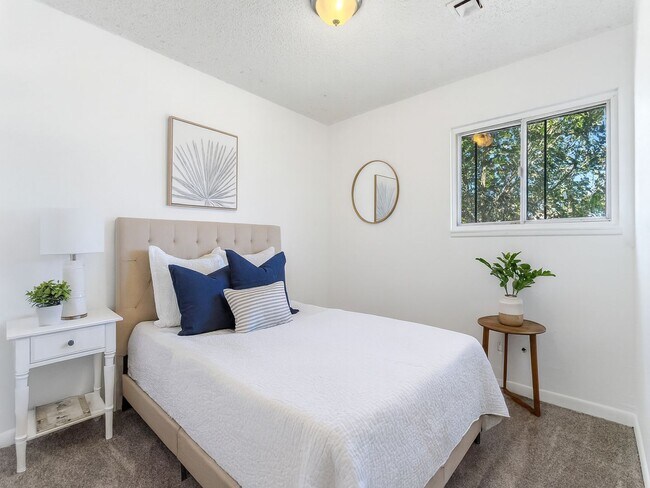 Building Photo - 4BR w/ Driveway Parking near Denver Zoo & City Park