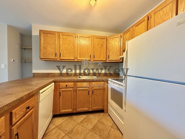 Building Photo - 5820 Oakwood Dr
