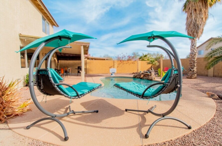 Building Photo - 1387 E 10th Pl