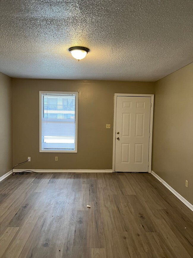 Building Photo - 1 Bedroom 1 bath apartment ready for lease