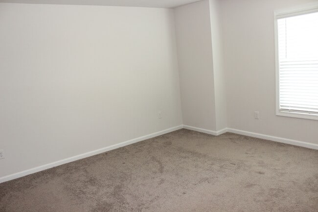 Building Photo - 15 Apricot Ln