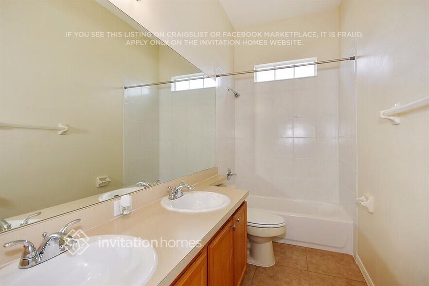 Building Photo - 2136 Windcrest Lake Cir