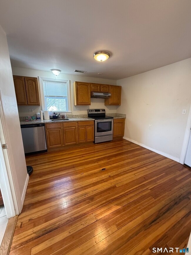 Building Photo - 151 Quaker Ln S