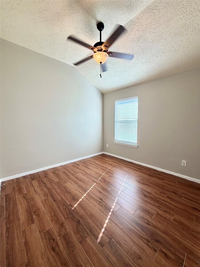 Building Photo - 11807 Green Colling Park Dr