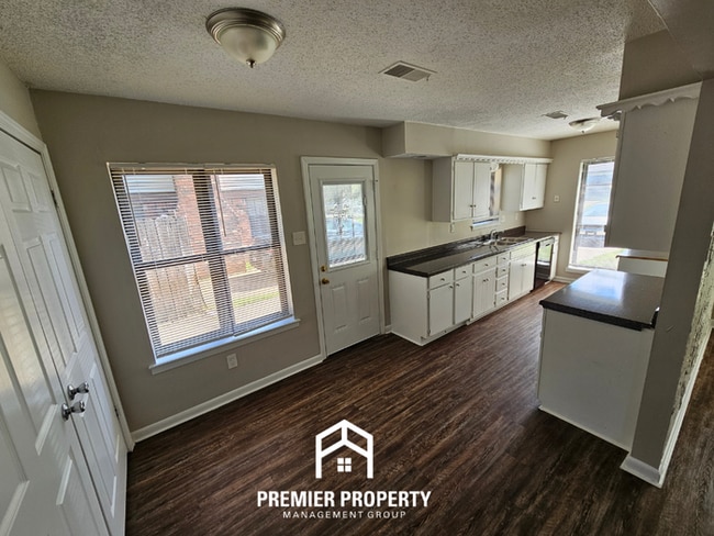 Building Photo - Move-In Ready 3BR Gem in Memphis - Cozy Fireplace, Tile Dining & Private Yard