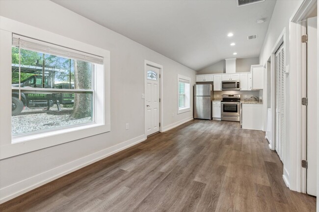 Building Photo - Newly Renovated 2 Bedroom House in Center ...