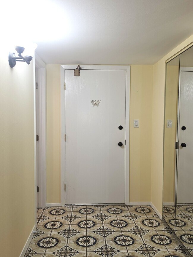 Building Photo - 350 Plum Creek Dr