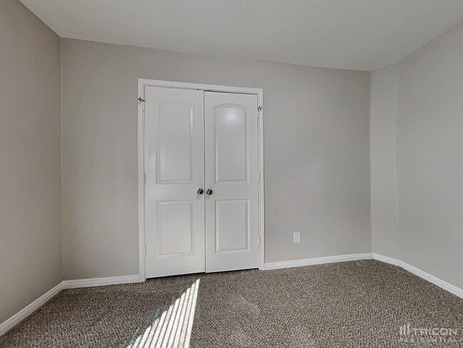 Building Photo - 6215 Baywood Cres