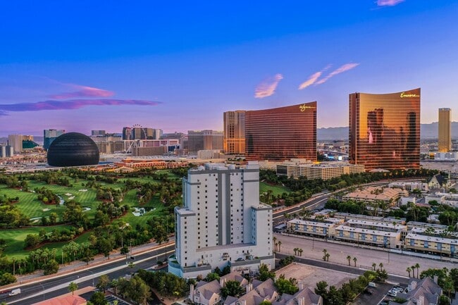 Building Photo - Absolutely stunning high rise loft at Metr...