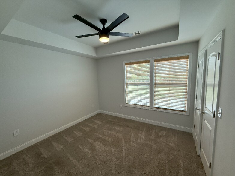 Building Photo - 812 Moen Pl