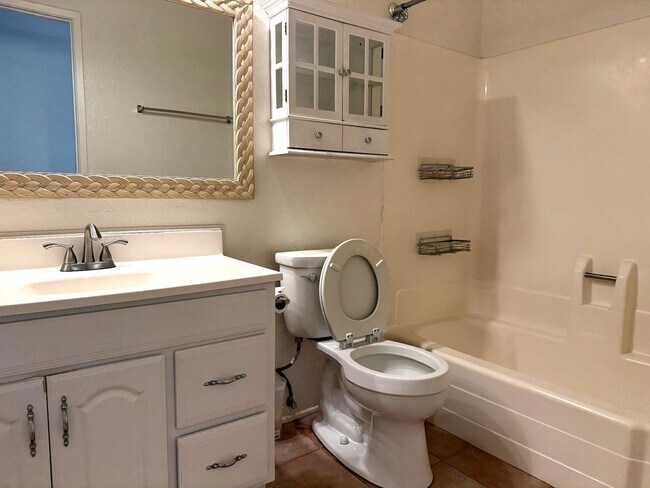 Building Photo - Beautiful 3 Bedroom 2.5 Bath