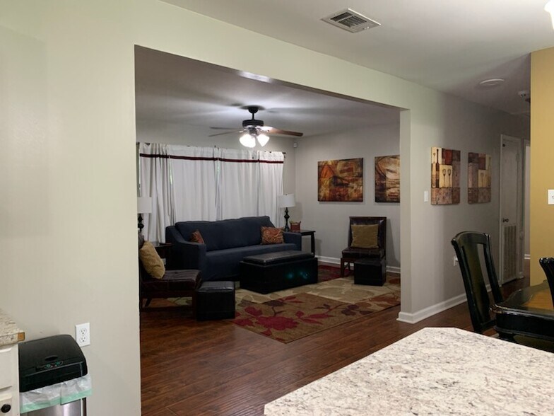 Building Photo - 1704 Horseshoe Dr