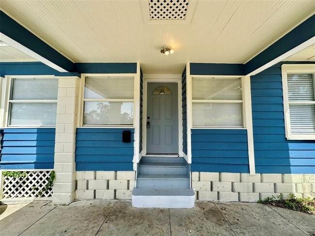 Building Photo - 835 14th Ave S