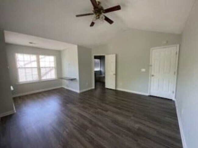 Building Photo - 122 Oak Cove Dr