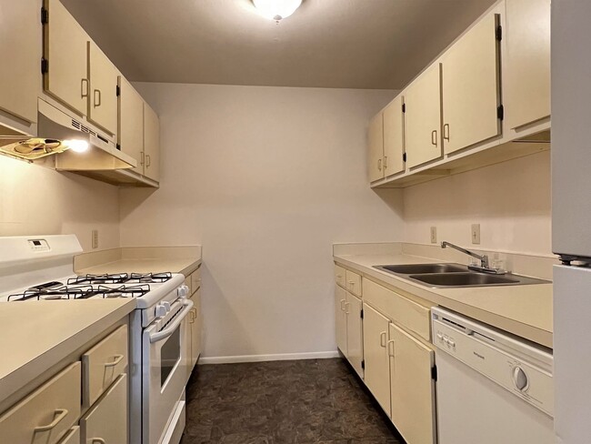 Building Photo - One Bedroom Condo at Park Lake