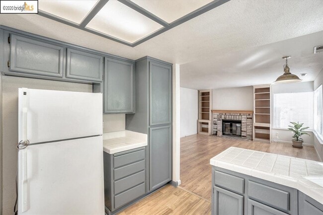 Building Photo - 4973 Ridgeview Dr