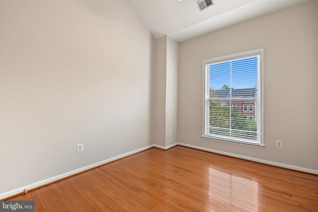 Building Photo - 5256 Bessley Pl