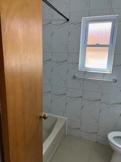 Full bath - 738 William St