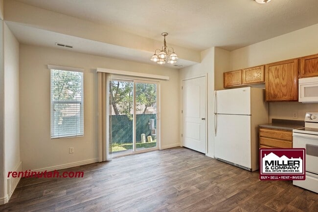 Building Photo - Cute Town House in gated community!!