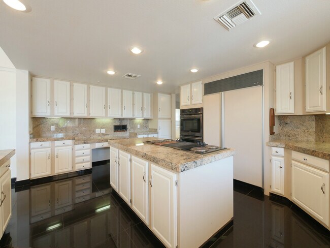 Building Photo - 48600 Shady View Dr