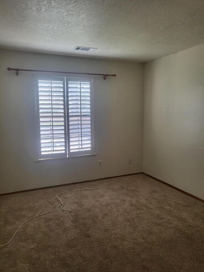 Building Photo - 831 Country Club Dr SE