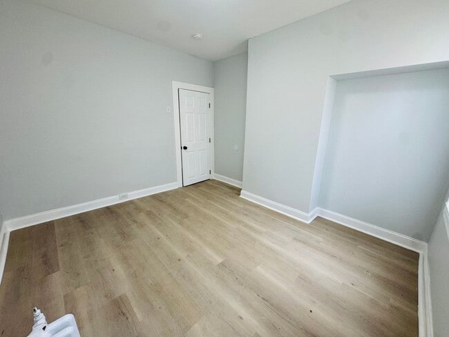 Building Photo - Remodeled Large 3bd/1.5 House with Rear ya...