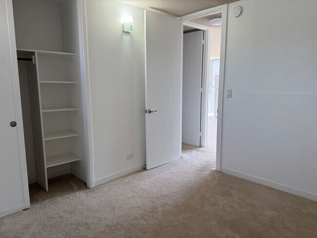 Building Photo - Remodeled 2 bedroom, 1 bath with assigned ...