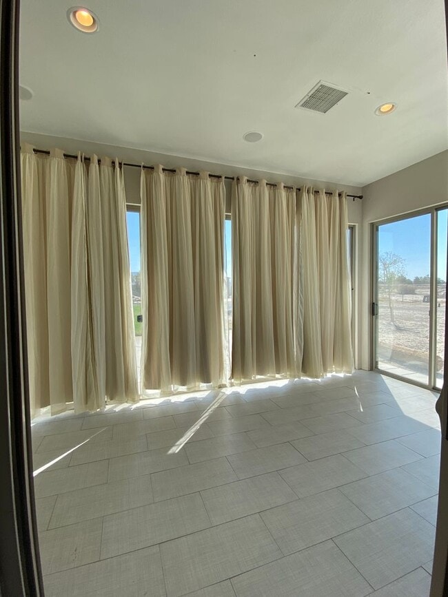 Building Photo - CALVADA VALLEY U.1 - Oakleaf Avenue