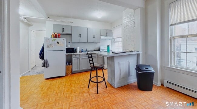 Building Photo - 666 Main St