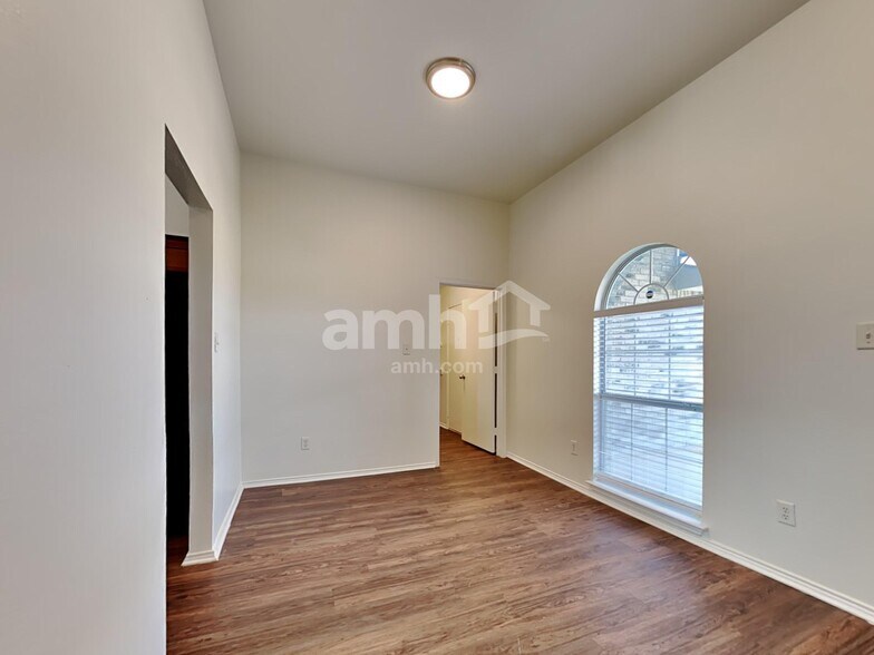 Building Photo - 1607 Tampa Bay Dr