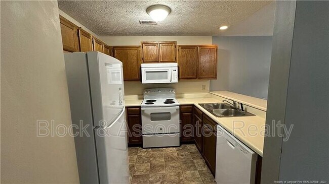 Building Photo - 1800 Tryon Dr