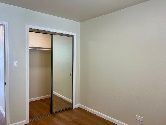 Building Photo - Light, bright & all NEW inside. Beautiful upgrades in this naturally bright 2 bd, 1 ba unit with ...