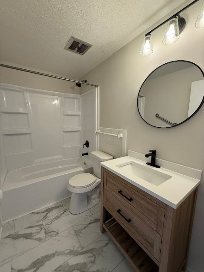 Building Photo - 2 Bedroom, 1 Bathroom Ready for Rent!