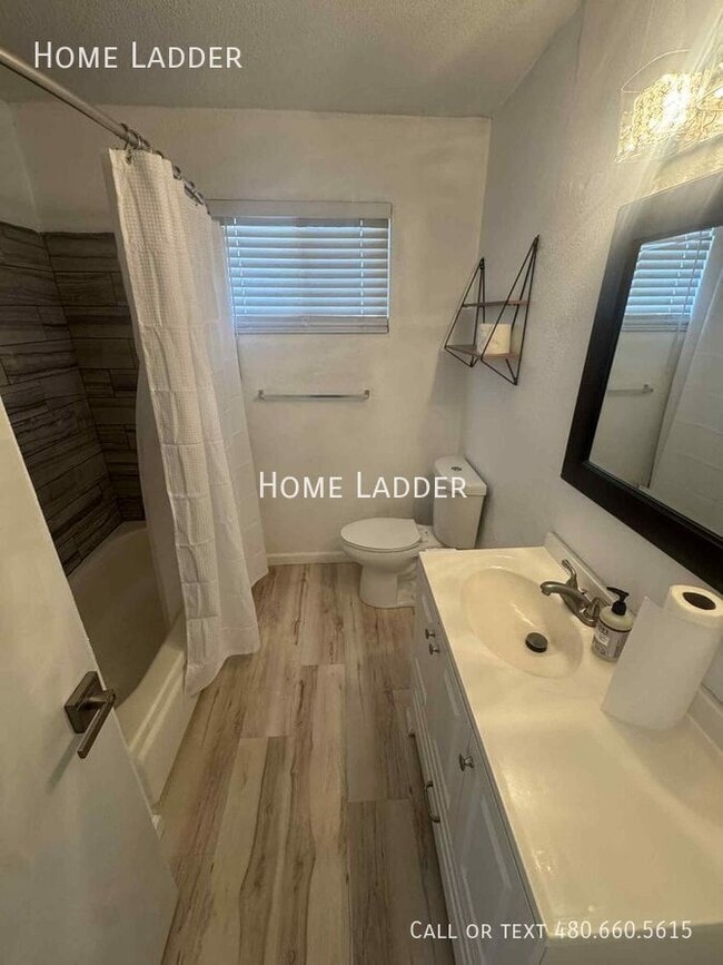 Building Photo - 842 N Las Palmas Dr