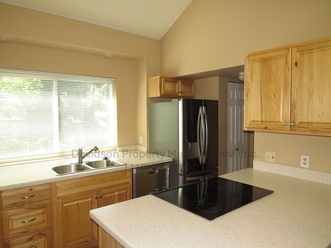 Building Photo - Charming 3-Bedroom Townhouse in Broadmoor ...