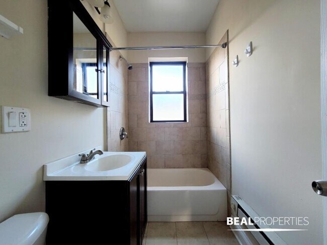 Building Photo - 1 bedroom in CHICAGO IL 60613